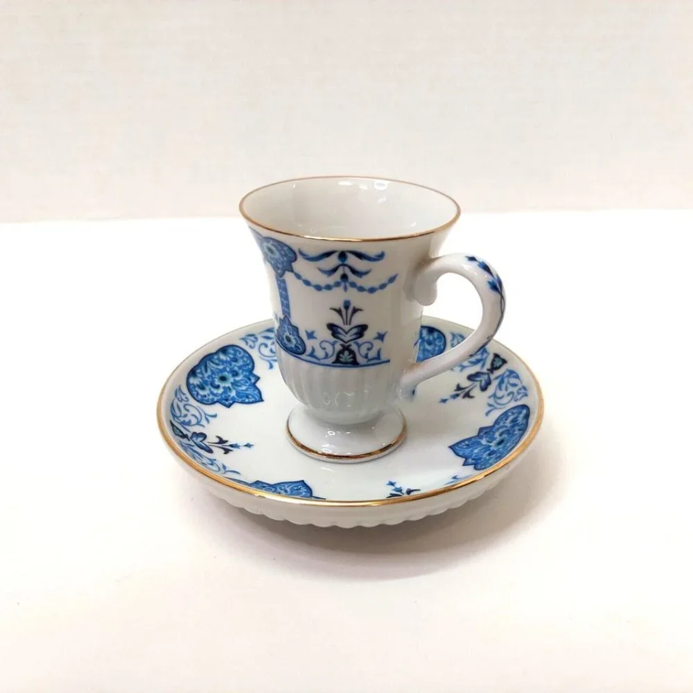 VTG 1984 Avon European Tradition Miniature Cup & Saucer Set Medici Porcelain - Picture 2 of 13